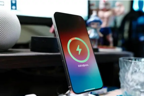 山东苹果15换屏服务分享用什么充电器给iPhone15充电更好 